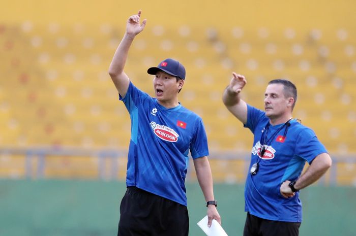 Pelatih Timnas Vietnam, Kim Sang-sik (kiri), saat memimpin sesi latihan timnya jelang ajang Kualifikasi Piala Asia 2027.