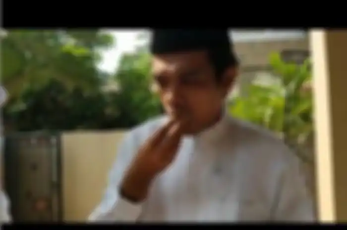 Ustaz Abdul Somad memakan buah tin 