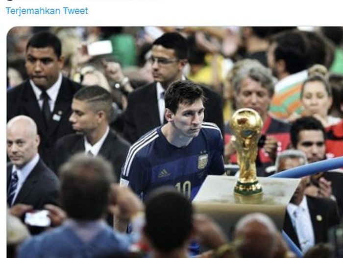 Momen megabintang timnas Argentina, Lionel Messi, hanya bisa menatap trofi Piala Dunia 2014 yang ada di depannya