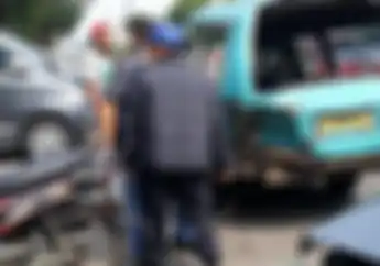 Terlibat Tabrakan Beruntun dengan Mobil, Pemotor Honda Supra X di Matraman Luka Parah