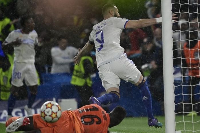 Striker Real Madrid, Karim Benzema, merayakan golnya ke gawang Chelsea dalam laga Liga Champions di Stamford Bridge, Rabu (6/4/2022).