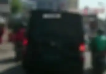 Bekasi Mencekam, Video Driver Ojol Kejar Pengendara Mobil yang Melarikan Diri, Dua Motor Tumbang