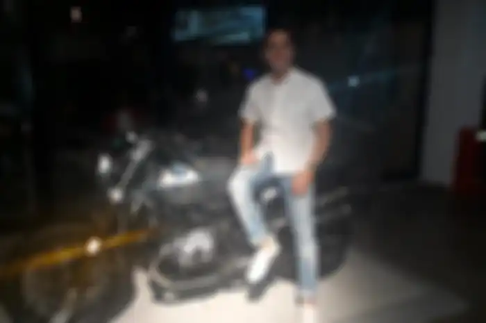 Rionaldo Stockhorst di BMW Motorrad, Cilandak, saat hendak membeli BMW R 1200 GS