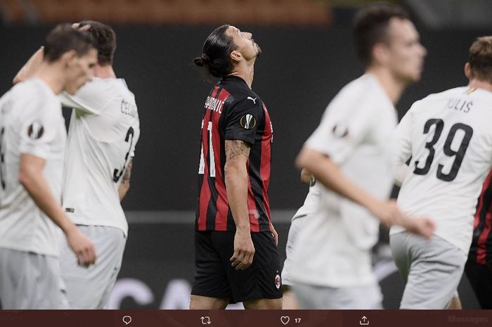 Ekspresi penyerang AC Milan, Zlatan Ibrahimovic, usai gagal mengeksekusi penalti ke gawang Sparta Praha, Kamis (29/10/2020).