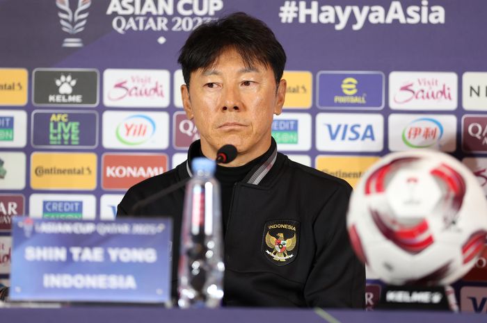 Pelatiih timnas Indonesia Shin Tae-yong saat memberi pernyataan kepada awak media jelang menghadapi Australia di babak 16 Besar Piala Asia 2023.