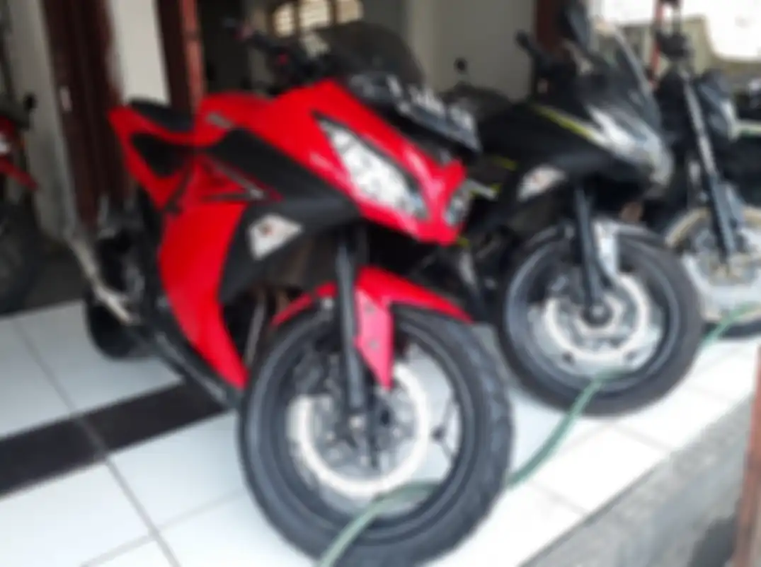 Ilustrasi Kawasaki Ninja 250 FI bekas di showroom