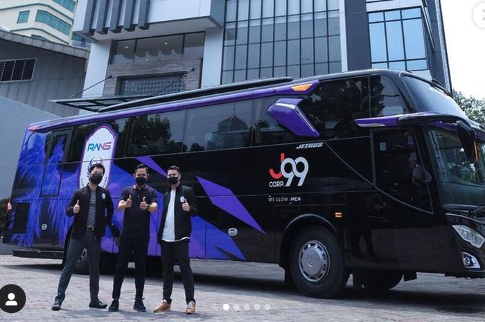 Owner Juragan99, Gilang Widya Pramana resmi menyerahterimakan bus dukungan untuk klub Liga 2, RANS Cilegon FC yang langsung diterima oleh Owner Rans, Rudy Salim dan Chairman Rans Raffi Ahmad.