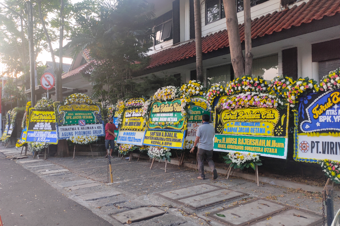 Area Gedung Kompas Gramedia Dibanjiri Karangan Bungan Duka Cita untuk Jakob Oetama, Mulai dari Pejabat Publik hingga Pengusaha&nbsp;