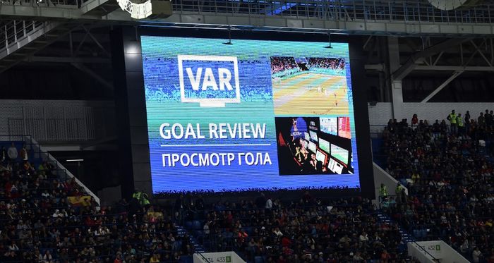 Layar stadion menunjukkan evaluasi gol melalui VAR dalam duel Spanyol vs Maroko pada Piala Dunia 2018 di Kaliningrad, Rusia (25/6/2018).