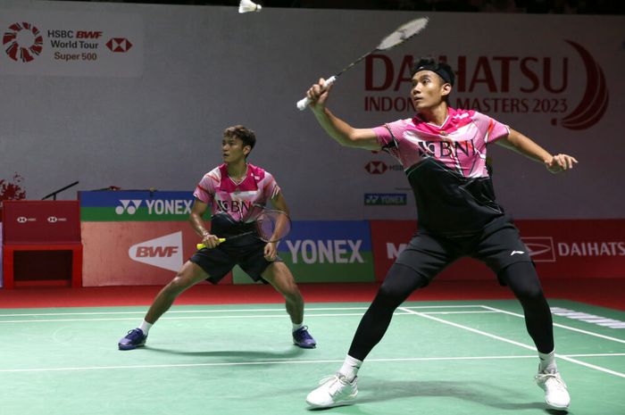 Ganda putra Indonesia, Muhammad Shohibul Fikri/Bagas Maulana, saat berlaga pada babak 16 besar Indonesia Masters 2023 pada pertandingan yang digelar di Istora Senayan, Jakarta, Kamis, 26 Januari 2023