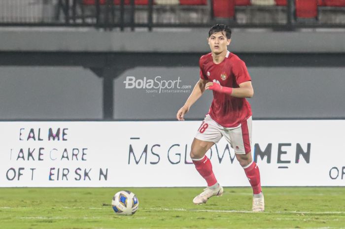 Bek timnas U-23 Indonesia, Alfeandra Dewangga, sedang menguasai bola di Stadion Kapten I Wayan Dipta, Gianyar, Bali, 27 Januari 2022.