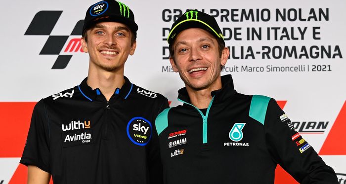 Luca Marini (adik tiri Rossi, kiri) dan Valentino Rossi pada konferensi pers menjelang MotoGP Emilia Romagna 2021, Kamis (21/10/2021).