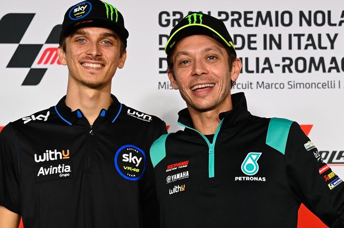 Luca Marini (adik tiri Rossi, kiri) dan Valentino Rossi pada konferensi pers menjelang MotoGP Emilia Romagna 2021, Kamis (21/10/2021).