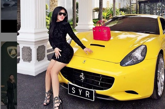 Syahrini di depan kap mesin Ferrari California HS