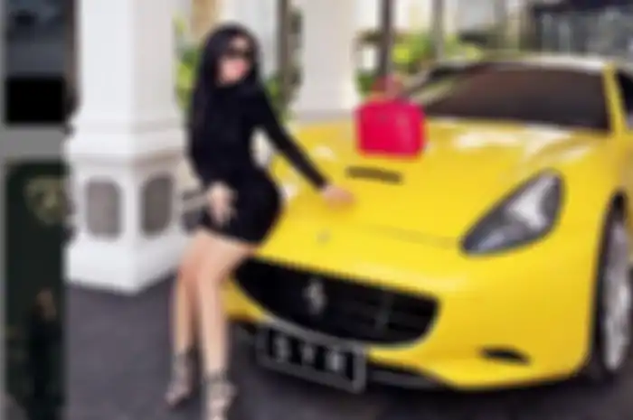 Syahrini di depan kap mesin Ferrari California HS