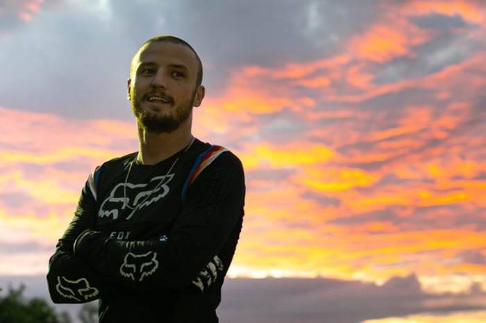 Jack Miller lebih sering ngegas motor motocross dalam isolasi mandiri dan menunggu MotoGP 2020 kembali berlangsung, gak ketinggalan berbagi tips cara stoppie atau ban belakang jengat yang baik