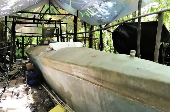 Siapa sangka mereka malah menemukan kapal selam bernilai 500.000 pound atau sekitar Rp8 miliar di sana.