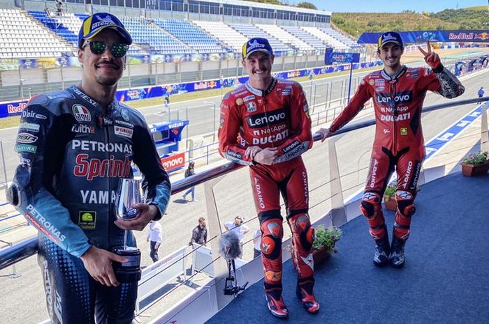 Para penghuni podium balapan MotoGP Spanyol 2021 (dari kiri ke kanan), Franco Morbidelli, Jack Miller, dan Francesco Bagnaia.