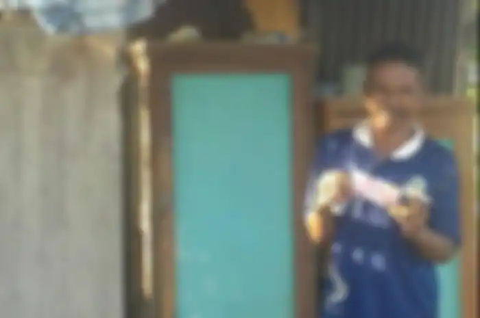 Buasan, tukang tambal ban korban uang mainan (uang palsu).