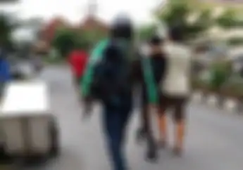 Warga Depok Geger, Lelaki Pakai Jaket Ojol Tenteng Senjata Laras Panjang, Dua Orang Diringkus