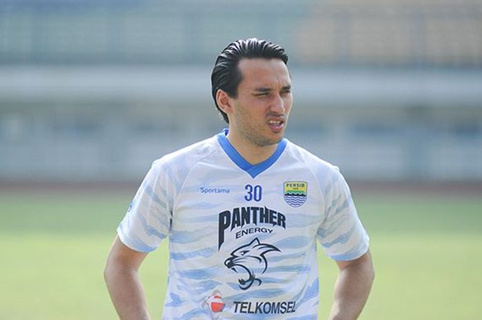 Penyerang Persib Bandung, Ezra Walian, dalam sesi latihan tim yang berlangsung di Stadion Gelora Bandung Lautan Api (GBLA), Kamis (18/03/2021).  