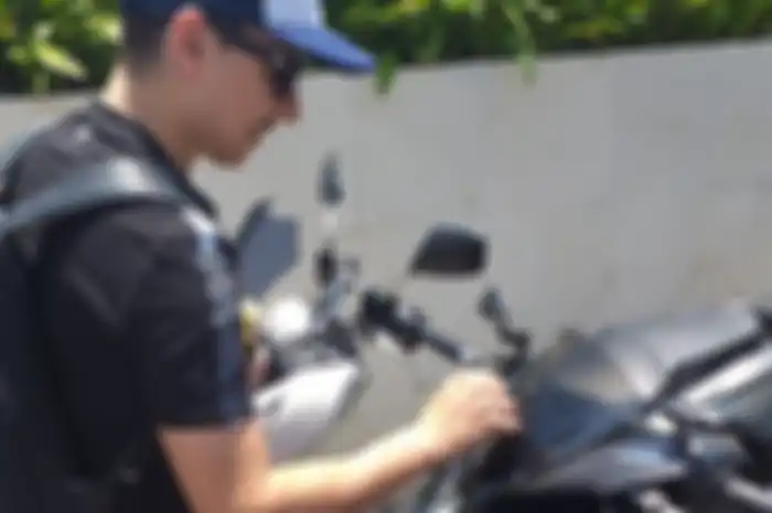 Lorenzo menandatangi Yamaha Aerox milik fans