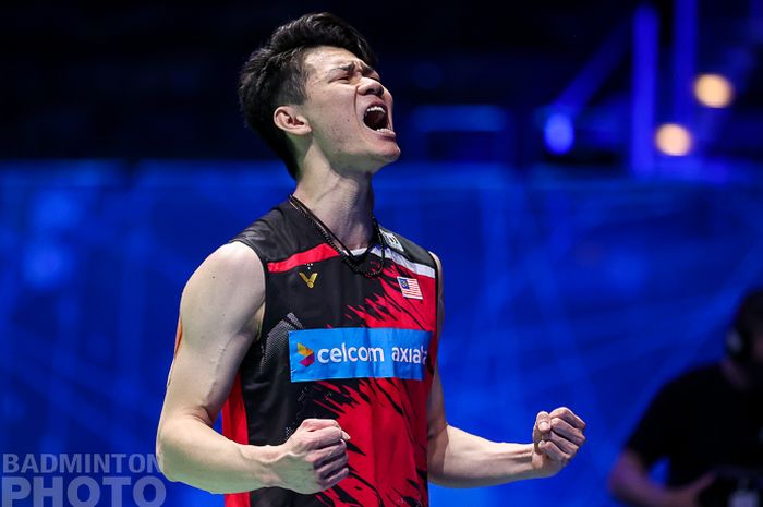 Pebulu tangkis tunggal putra Malaysia, Lee Zii Jia, melakukan selebrasi usai memenangi pertandingan melawan Viktor Axelsen (Denmark) pada babak final All England Open 2021 di Arena Birmingham, Birmingham, Inggris, Minggu (21/3/2021).