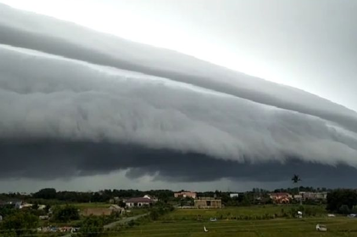 Awan berbentuk Tsunami yang terlihat di Meulaboh, Aceh, Senin (11/8).