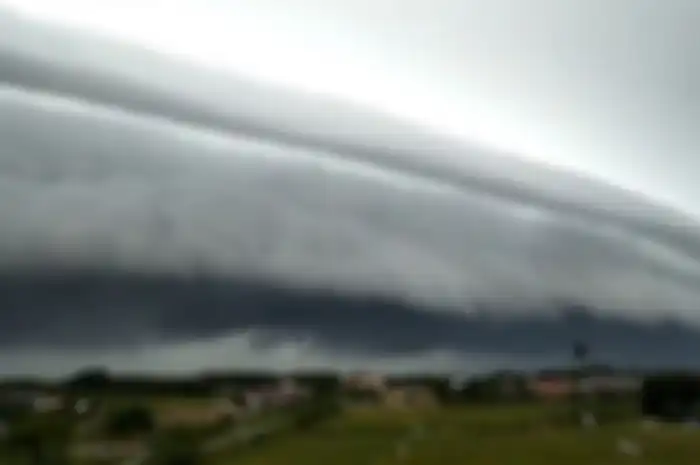 Awan berbentuk Tsunami yang terlihat di Meulaboh, Aceh, Senin (11/8).