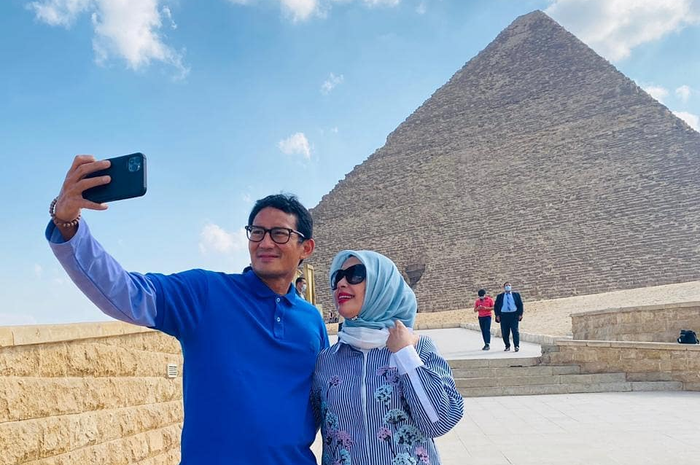 Sandiaga Uno dan Nur Asia saat berlibur ke Mesir.  