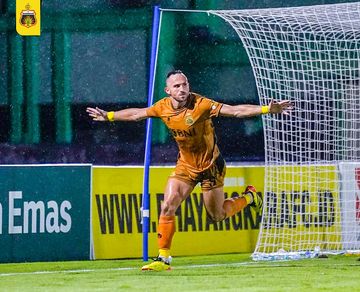 Ilija Spasojevic melakukan selebrasi setelah mencetak gol ke gawang Persipa Pati, Minggu (8/9/2024).