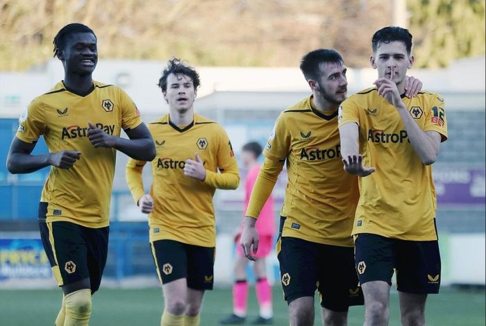 Pemain Wolverhampton Wanderers U-21, Justin Hubner, melakukan selebrasi setelah mencetak gol ke gawang Cardiff  City, pada ajang Premier League Cup, Jumat (20/1/2023).