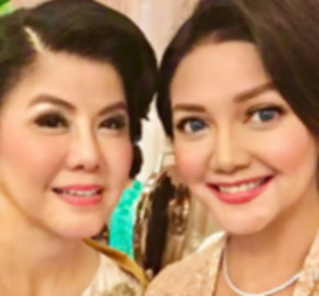 Bella Saphira bersama dengan ibunda Bams Samson