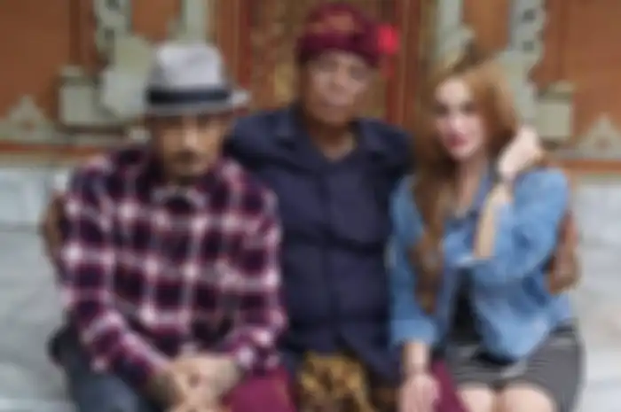Jerinx SID bersama ayahnya,  I Wayan Arjono, dan istrinya, Nora Alexandra.