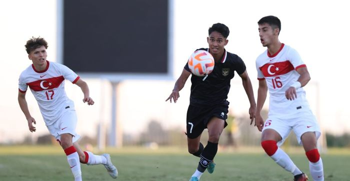 Gelandang timnas U-20 Indonesia, Marselino Ferdinan, sedang berduel dengan pemain Turki.