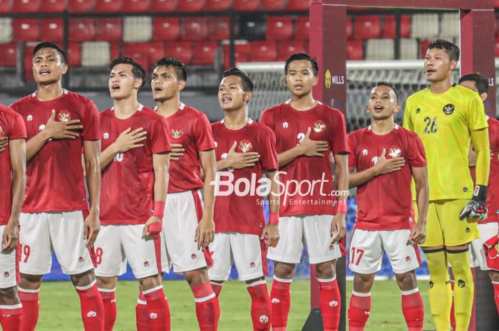 Skuat timnas Indonesia (skuad timnas Indonesia) sedang khidmat menyanyikan lagu kebangsaan Indonesia Raya di Stadion Kapten I Wayan Dipta, Gianyar, Bali, 27 Januari 2022.