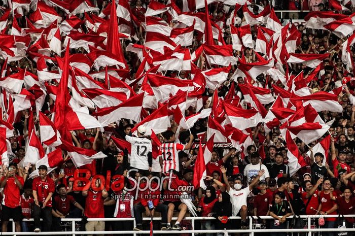 Aksi suporter Timnas Indonesia mengibarkan bendera Merah Putih di Stadion Utama Gelora Bung Karno, Senayan, Jakarta, Selasa (25/3/2025).