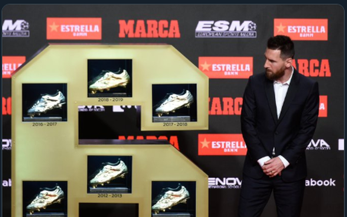 Lionel Messi berfoto dengan enam sepatu emasnya