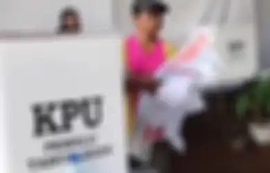 VIRAL Video Pria Kesulitan Melipat Kertas Suara usai Mencoblos, Warganet: Masnya Udah Deg-degan