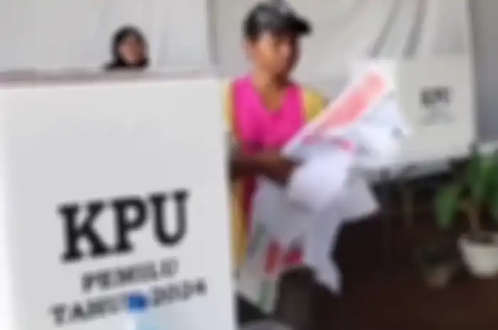 Video seorang pria kesulitan melipat surat suara