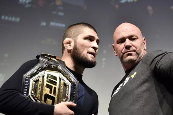 Khabib Nurmagomedov (kiri), Tony Ferguson (kanan), dan Dana White (tengah) melakukan stare down jelang UFC 249. 