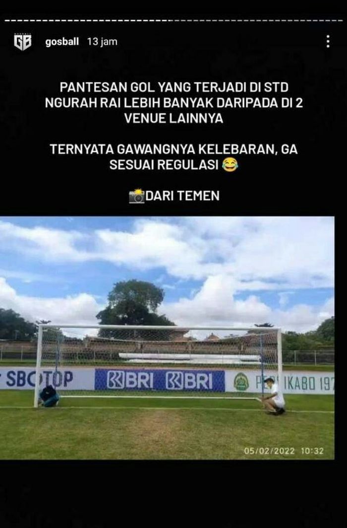 Salah satu fansbase @gosball yang mengatakan gawang di Stadion I Gusti Ngurah Rai, Denpasar, Bali kelebaran dan tak sesuai regulasi.