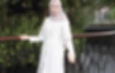 Inspirasi OOTD Hijab Dengan Outer Brokat, Cocok Buat Kondangan