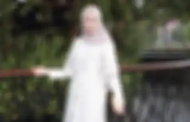 Inspirasi OOTD Hijab Dengan Outer Brokat, Cocok Buat Kondangan