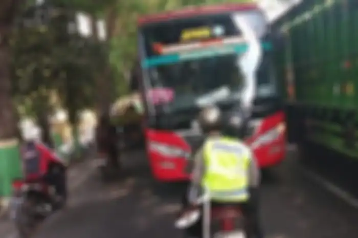 Bus ngeblong dibuat menyerah oleh polisi di Tuban.