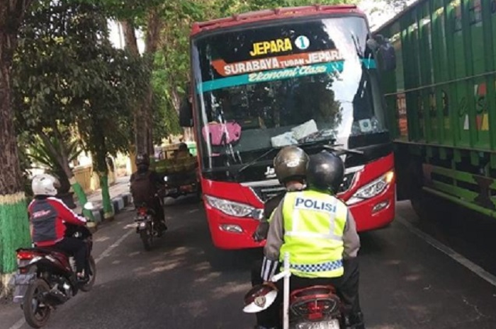 Bus ngeblong dibuat menyerah oleh polisi di Tuban.