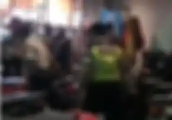  Mencekam, Karyawan Resto Keroyok Driver Ojol dan Todongkan Pisau, Ratusan Gojek Kepung Lokasi