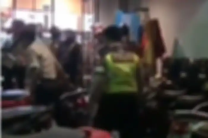 Polisi lerai kericuhan driver ojol dengan karyawan resto yang melakukan pengeroyokan.