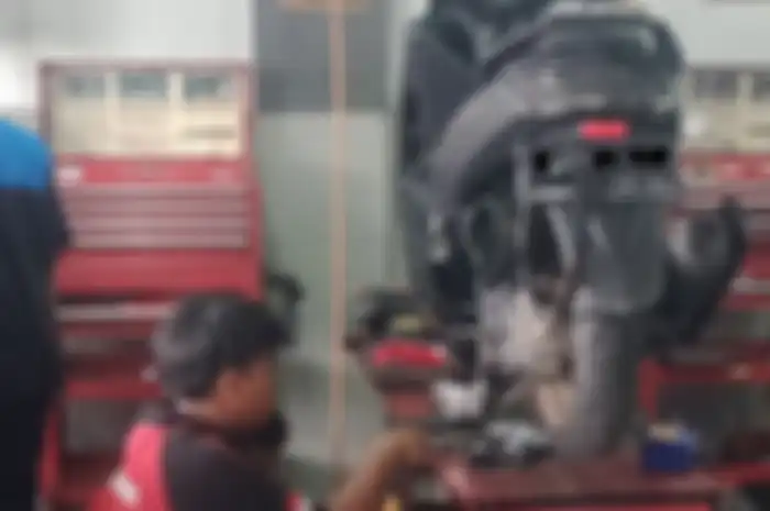 Para pemilik motor Yamaha NMAX waspada jangan nekat terobos banjir, mesin rentan jebol dan biaya servisnya bikin kaget.