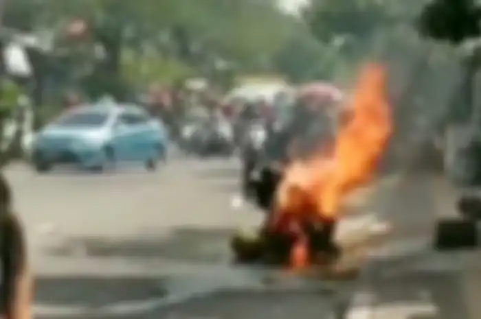 Motor pengangkut tabung gas terbakar.